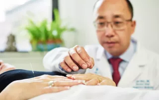 Tratamiento combinado de terapias manuales y acupuntura mejora el dolor oncológico asociado al tratamiento del cáncer de mama