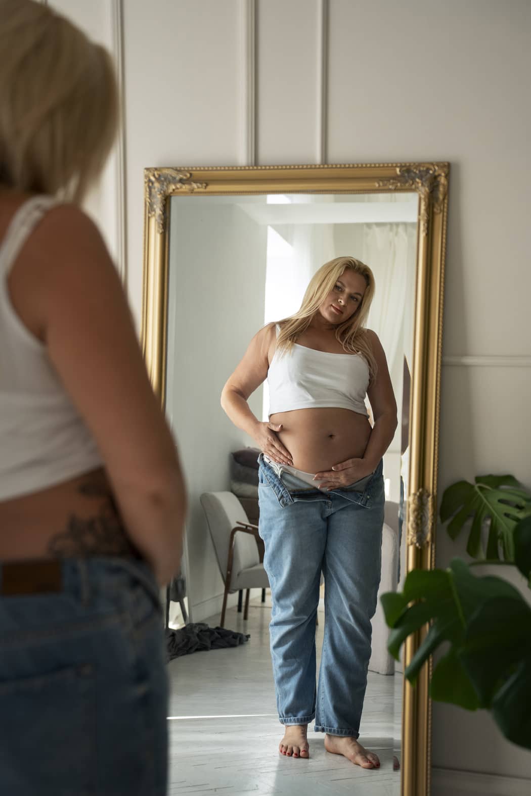 Diagrama hormonal mostrando la relación entre estrógeno, progesterona, menopausia y la distribución de grasa corporal en el abdomen.